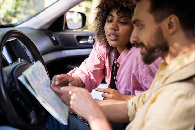 Seitenansicht des Paares in der Autoberatungskarte