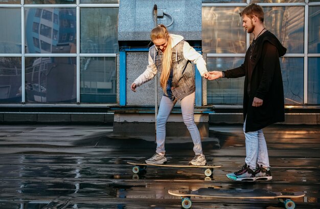 Seitenansicht des Paares Skateboarding zusammen
