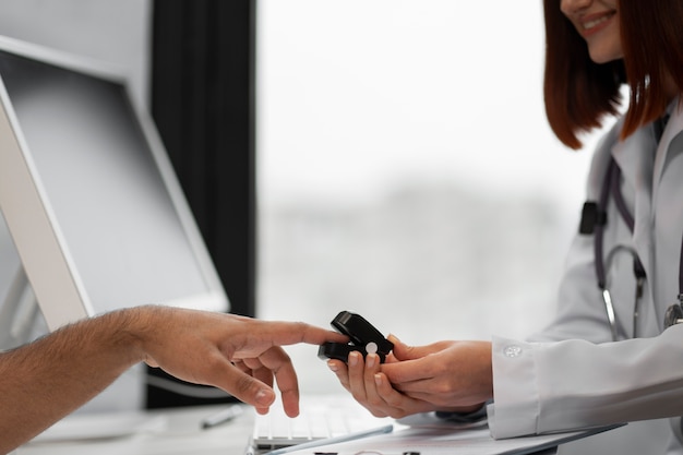 Seitenansicht des Patienten, der einer körperlichen Untersuchung unterzogen wird