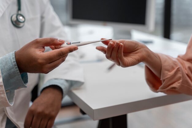Seitenansicht des Patienten mit Thermometer