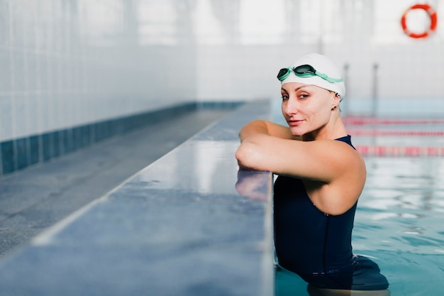 Kostenloses Foto seitenansicht des schwimmers entspannend