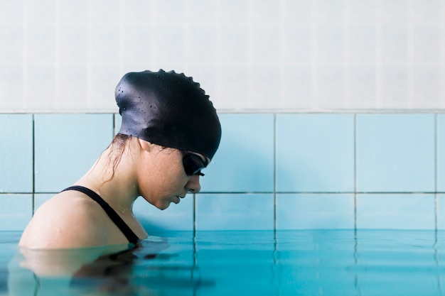 Kostenloses Foto seitenansicht des sitzschwimmers