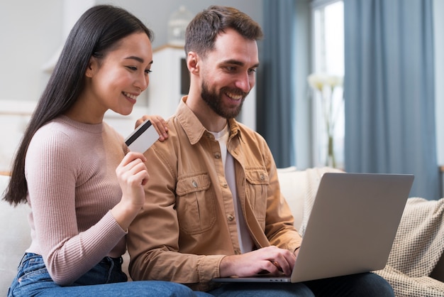 Seitenansicht des Smiley-Paares, das online einkauft