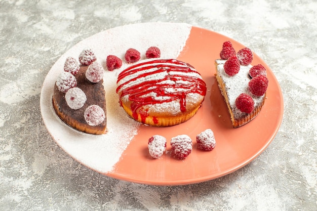 Seitenansicht des süßen Desserts mit Soße und Beeren auf der Seite auf Marmorhintergrund