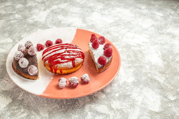 Seitenansicht des süßen Desserts mit Soße und Beeren auf Marmorhintergrund