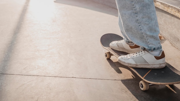 Seitenansicht des Teenagers am Skatepark mit Kopierraum