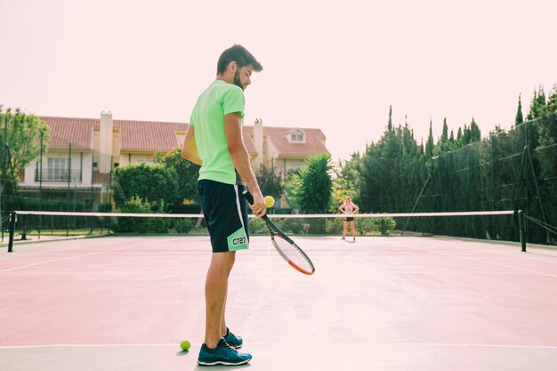 Seitenansicht des Tennisspielers