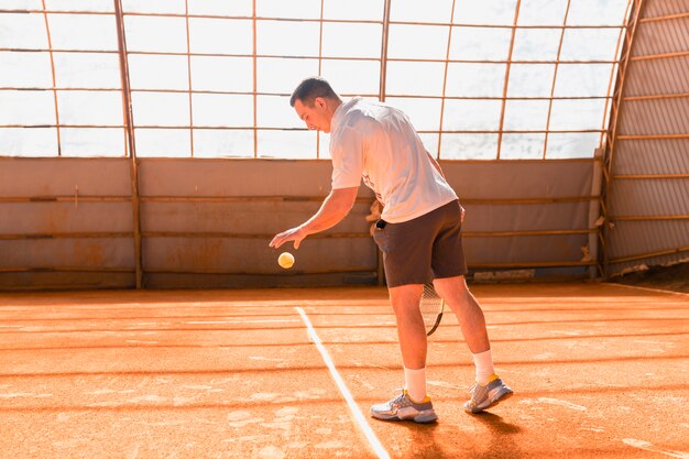 Seitenansicht des Tennisspielers