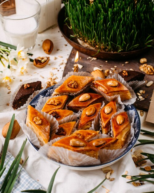 Seitenansicht des traditionellen aserbaidschanischen Feiertagsplätzchen-Baklava auf dem rustikalen mit Nüssen