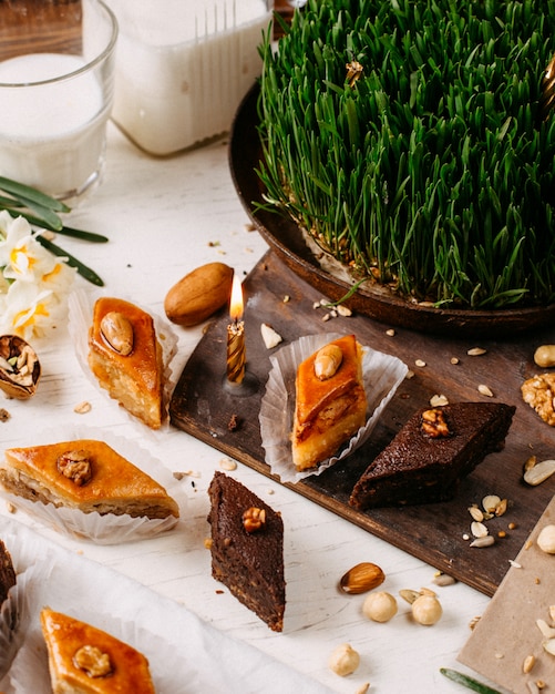 Seitenansicht des traditionellen aserbaidschanischen Feiertagsplätzchen-Baklava auf dem rustikalen mit Nüssen