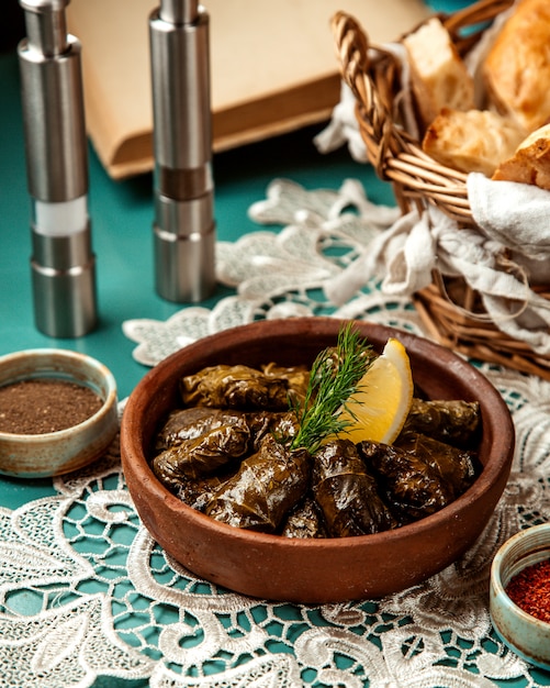 Seitenansicht des traditionellen Dolmas in den Weinblättern in der Tonschale