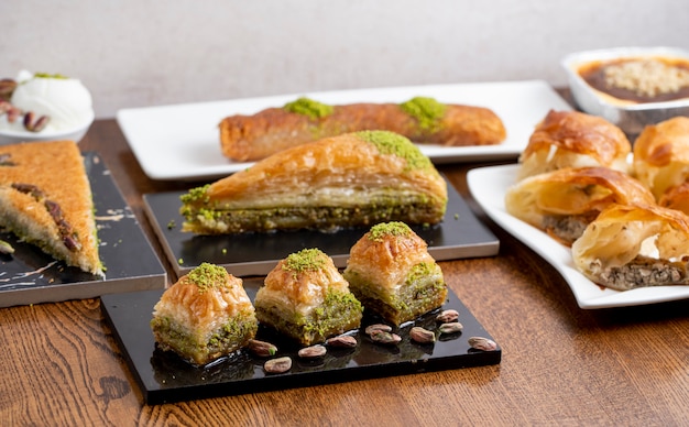 Seitenansicht des traditionellen türkischen Nachtischbaklava mit Pistazie auf einem Holztisch