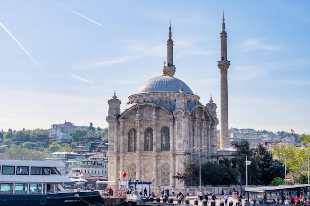 Seitenansicht des türkischen monumentalen Wahrzeichens Buyuk Mecidiye Moschee