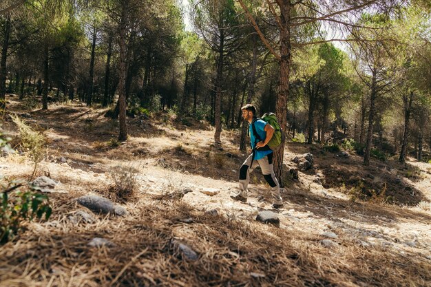 Seitenansicht des Wanderers in der Natur