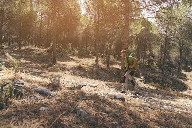 Seitenansicht des Wanderers Wald erforschen