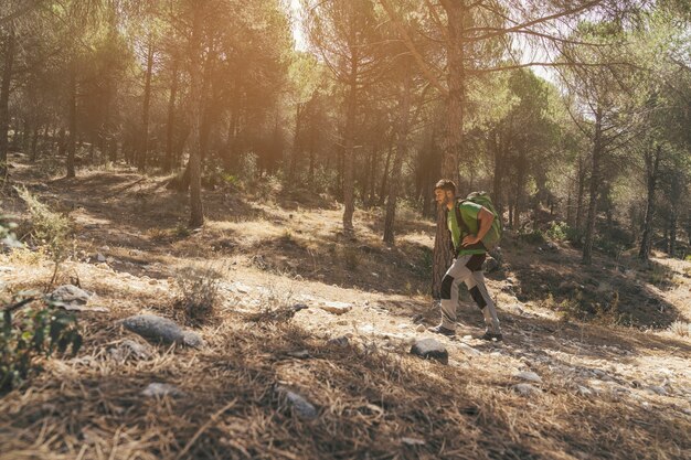 Seitenansicht des Wanderers Wald erforschen