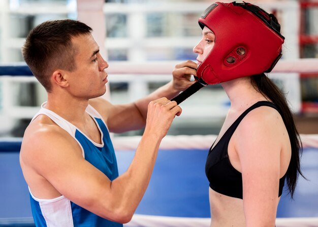 Seitenansicht des weiblichen Boxers, der für den Ring bereit macht