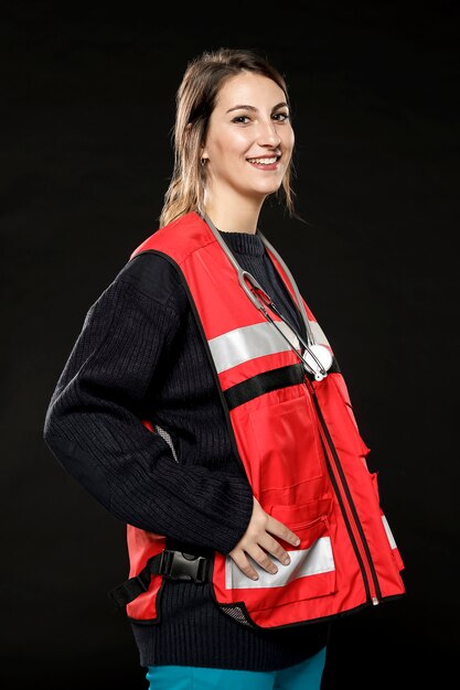 Seitenansicht des weiblichen Smiley-Sanitäters