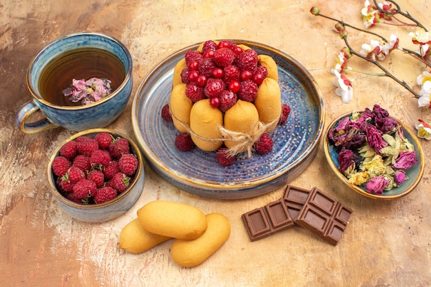 Seitenansicht des weichen Kräutertee-Weichkuchens mit Fruchtschokoladentafeln auf Mischfarbtabelle