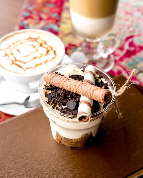 Seitenansicht Dessert Tiramisu mit Waffelröllchen