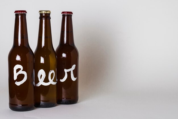 Seitenansicht drei Flaschen Bier auf Tabelle