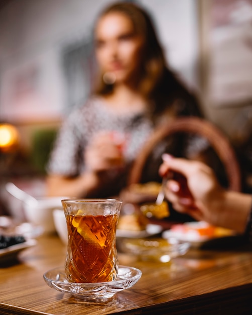 Seitenansicht ein Glas Armudu Tee mit einer Zitronenscheibe