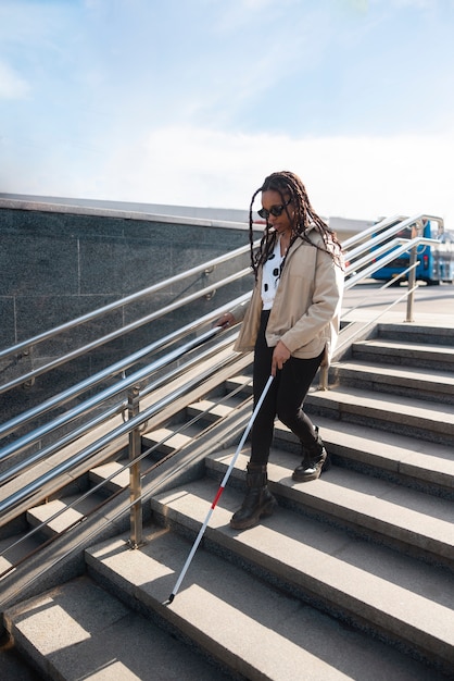 Seitenansicht einer Frau, die die Treppe hinuntergeht