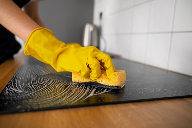 Kostenlose Foto seitenansicht einer frau, die ihr zuhause putzt