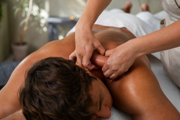 Seitenansicht einer Frau, die im Spa arbeitet