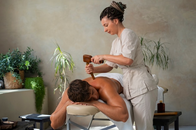 Seitenansicht einer Frau, die in einem Spa arbeitet