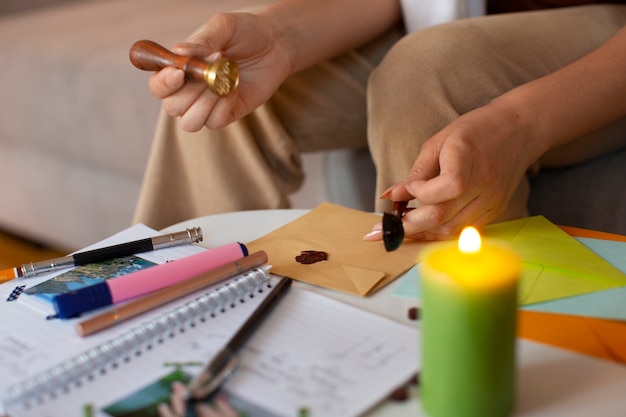 Kostenloses Foto seitenansicht einer frau, die kreatives journaling macht