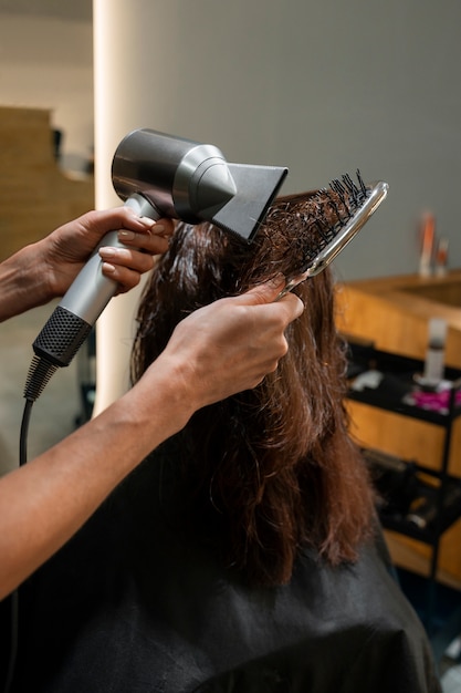 Kostenloses Foto seitenansicht einer frau im friseursalon