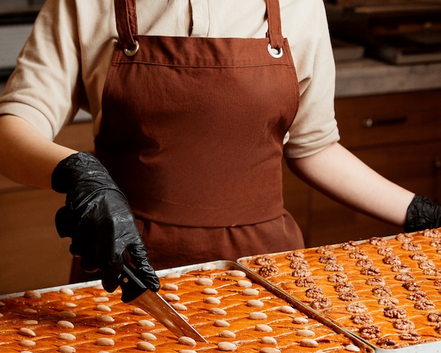 Seitenansicht einer großen Schale mit portionierten Baklava-Scheiben