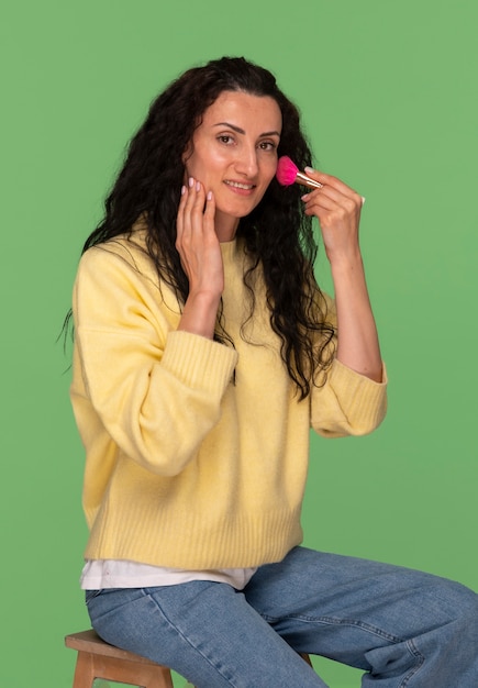 Seitenansicht einer indischen Frau, die im Studio posiert