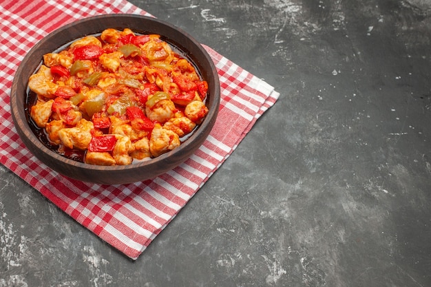 Seitenansicht einer würzigen, köstlichen Hühnersuppe mit Tomaten