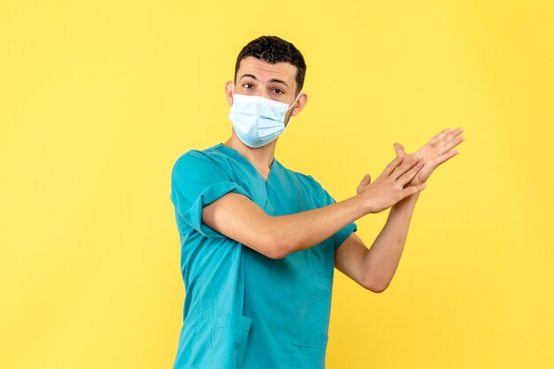 Seitenansicht eines Arztes Ein Arzt in der Maske spricht über Händewaschen während einer Pandemie