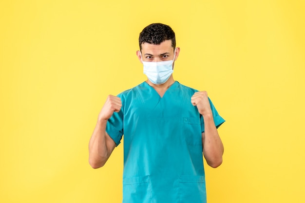 Seitenansicht eines Arztes Ein Arzt weiß, was die Patienten mit Coronavirus während einer Pandemie tun sollen