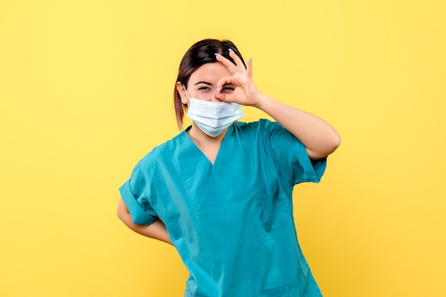 Seitenansicht eines Arztes Eine Frau in medizinischer Uniform ist sicher, dass alles gut wird