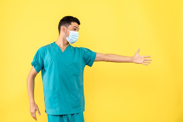 Seitenansicht eines Arztes in Maske Ein Arzt spricht über Händewaschen während einer Pamdemie