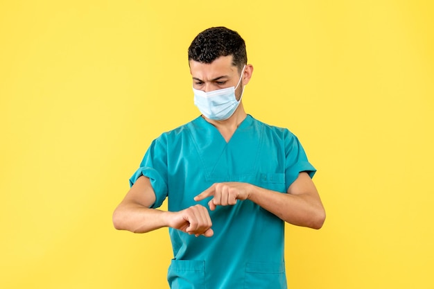 Seitenansicht eines Arztes in Maske zeigt auf die rechte Hand