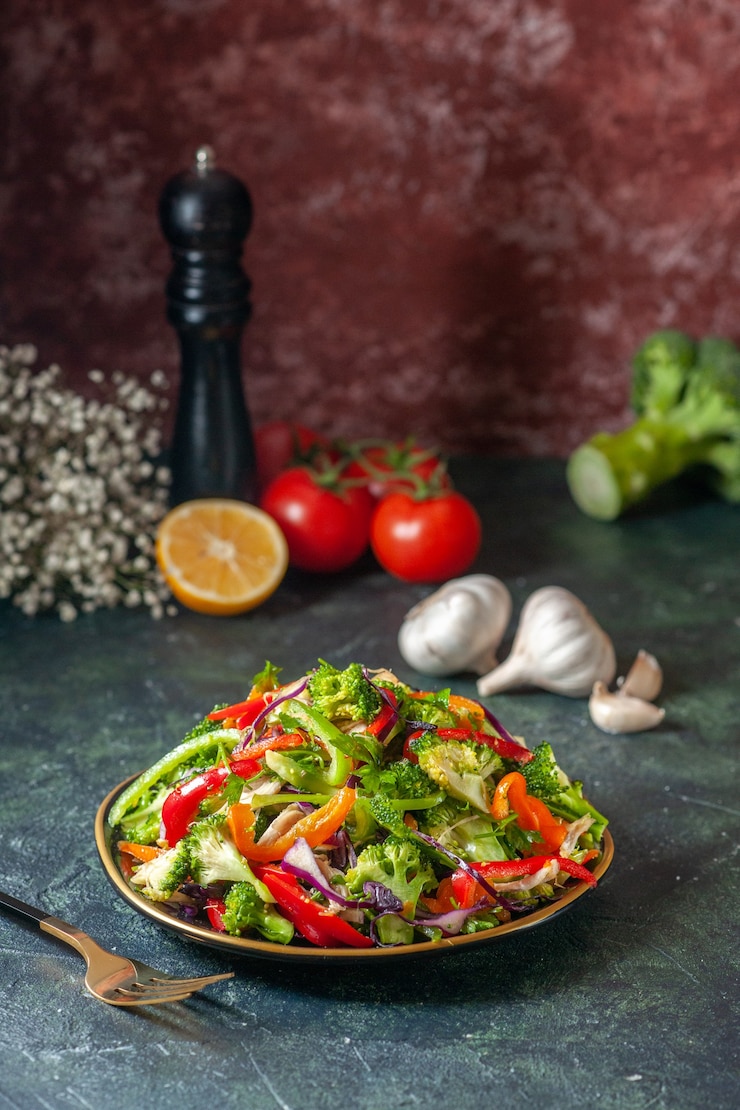 Kostenlose Foto seitenansicht eines leckeren veganen salats mit frischen zutaten in einem teller