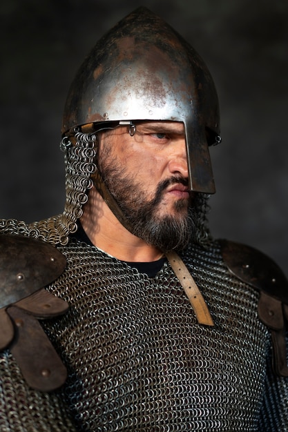 Kostenloses Foto seitenansicht eines mittelalterlichen soldaten, der im studio posiert