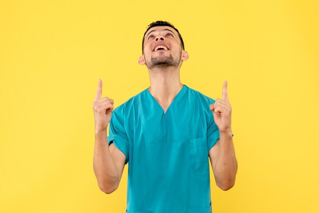 Seitenansicht eines Spezialisten Der Arzt erfuhr von einem neuen Symptom von COVID-