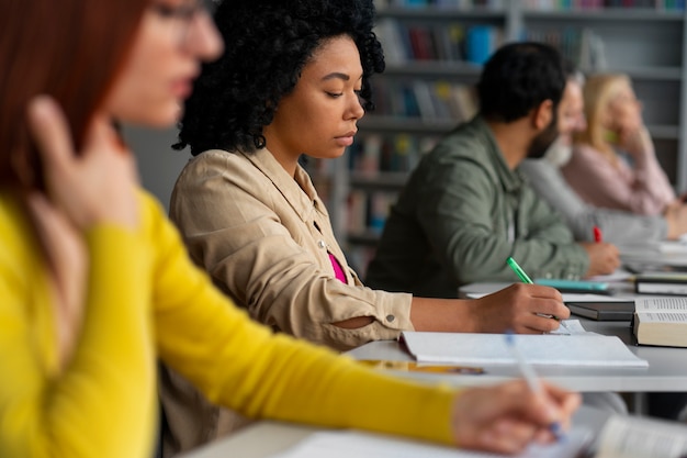 Kostenloses Foto seitenansicht erwachsene, die zusammen studieren