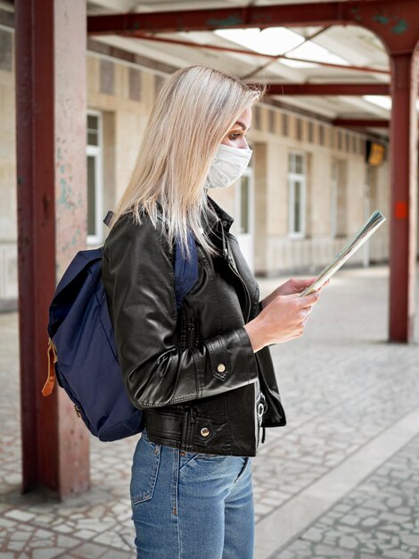 Seitenansicht Frau am Bahnhof