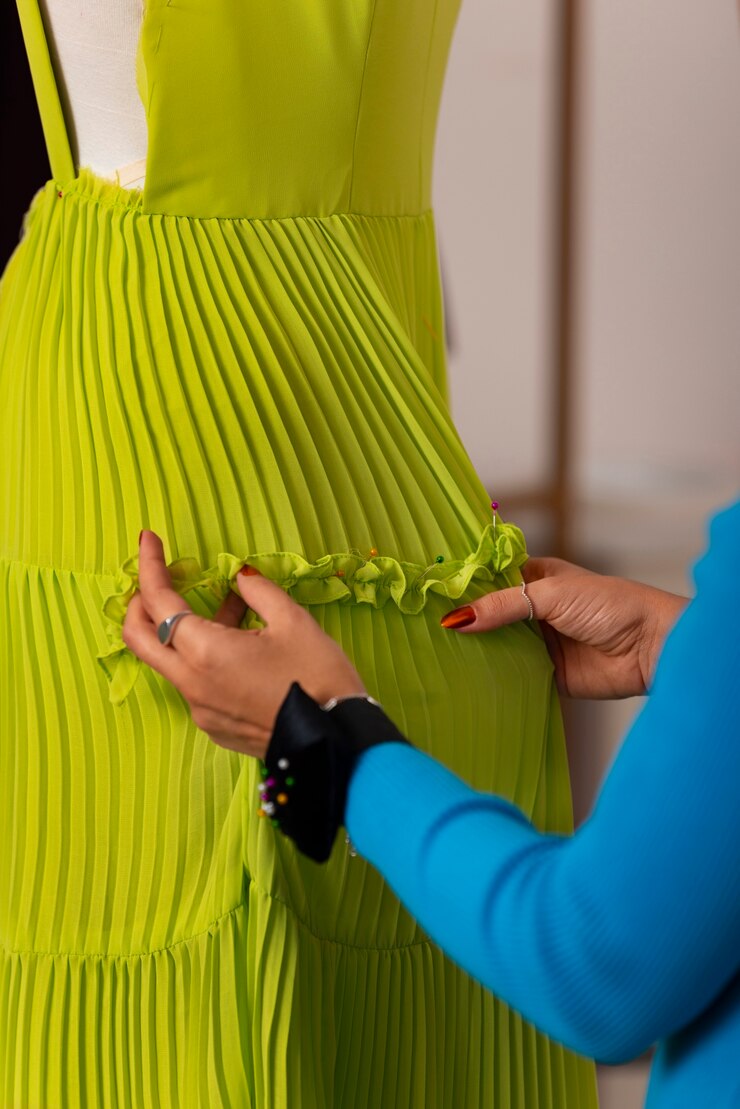 Kostenlose Foto seitenansicht frau arbeitet als bekleidungsdesignerin