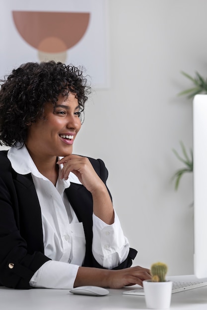 Seitenansicht Frau, die am Computer arbeitet