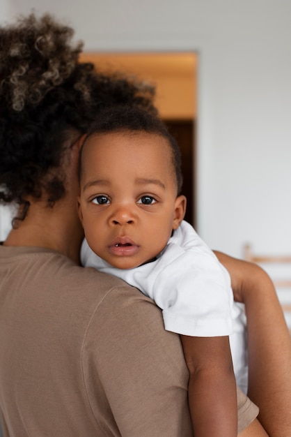 Seitenansicht Frau, die Baby hält