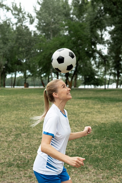 Kostenloses Foto seitenansicht frau, die ball wirft