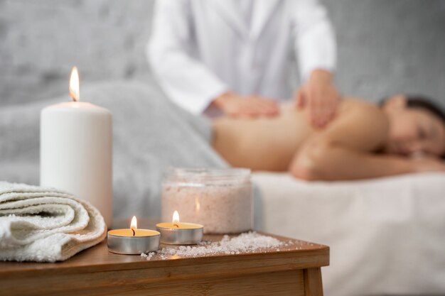 Seitenansicht Frau, die im Spa massiert wird
